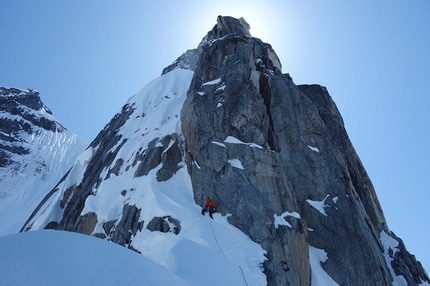 West Witches Tit, Alaska - John Frieh e Jess Roskelley durante la prima salita di No Rest For the Wicked, (IV+ AI6 M7, 29-30/05/2014)