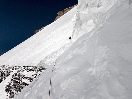 K2 summits 60 years after the first ascent - Halfway across the traverse, heading towards the summit
