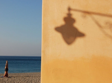 Sulla rotta dei gabbiani, Liguria - Dalla spiaggia spicca in modo inconfondibile la sagoma della “tartaruga”, ossia l’Isola della Gallinara, mentre le onde si infrangono in modo ritmico, con Nora che si incanta a fissarle, quasi volesse contarle tutte.