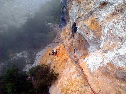 Monte della Foresta, le Mainarde - Wasted years (115 m, 7c o 6c/A0, RS3, Riccardo Quaranta, Agnese Flavi) Monte della Foresta, Molise: sul secondo tiro