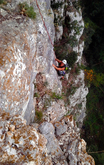 Monte della Foresta, le Mainarde - Wasted years (115 m, 7c o 6c/A0, RS3, Riccardo Quaranta, Agnese Flavi) Monte della Foresta, Molise: Agnese in apertura sul primo tiro