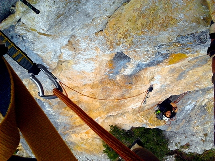 Monte della Foresta, le Mainarde - Wasted years (115 m, 7c o 6c/A0, RS3, Riccardo Quaranta, Agnese Flavi) Monte della Foresta, Molise: in apertura del terzo tiro