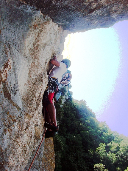 Monte della Foresta, le Mainarde - Wasted years (115 m, 7c o 6c/A0, RS3, Riccardo Quaranta, Agnese Flavi) Monte della Foresta, Molise: in apertura del secondo tiro