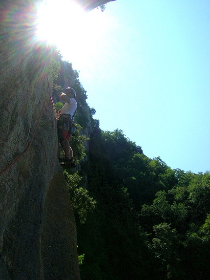 Monte della Foresta, le Mainarde - Wasted years (115 m, 7c o 6c/A0, RS3, Riccardo Quaranta, Agnese Flavi) Monte della Foresta, Molise: in apertura del secondo tiro