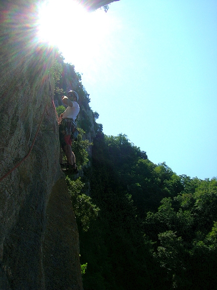 Monte della Foresta, le Mainarde - Wasted years (115 m, 7c o 6c/A0, RS3, Riccardo Quaranta, Agnese Flavi) Monte della Foresta, Molise: in apertura del secondo tiro