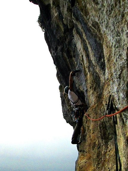 Monte della Foresta, le Mainarde - Wasted years (115 m, 7c o 6c/A0, RS3, Riccardo Quaranta, Agnese Flavi) Monte della Foresta, Molise: in apertura del terzo tiro