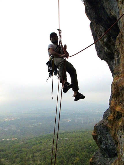 Monte della Foresta, le Mainarde - Wasted years (115 m, 7c o 6c/A0, RS3, Riccardo Quaranta, Agnese Flavi) Monte della Foresta, Molise: in apertura