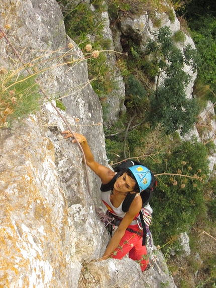 Monte della Foresta, le Mainarde - Wasted years (115 m, 7c o 6c/A0, RS3, Riccardo Quaranta, Agnese Flavi) Monte della Foresta, Molise: sul primo tiro