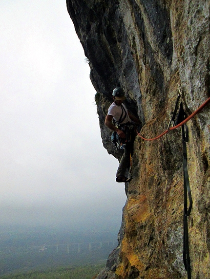 Monte della Foresta, le Mainarde - Wasted years (115 m, 7c o 6c/A0, RS3, Riccardo Quaranta, Agnese Flavi) Monte della Foresta, Molise: sul terzo tiro