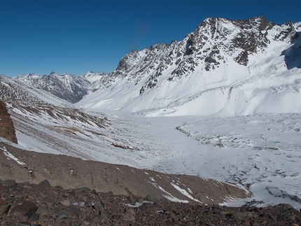 Cerro El Marmolejo (Chile) - Valle La Engorda, below Marmolejo, seen from the icefalls, with the approach trail and the small base camp set up by Anna Torretta and Cecilia Buil at Cerro El Marmolejo (Chile)