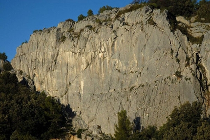 Muzzerone Parete Centrale climbing ban