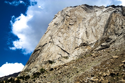 Ak-su Valley, Pamir Alay, Kirghizistan - Ortotyubek (Central Pyramid) 3895m. La via sale in mezzo ai due tetti orizzontali