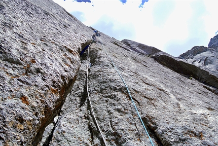 Ak-su Valley, Pamir Alay, Kirghizistan - Durante l'apertura di Atlantide (700m, 6c/7a max, 26/6/2014), la via nuova aperta da Luca Schiera e Matteo De Zaiacomo sulla cima Ortotyubek (Central Pyramid) 3895m