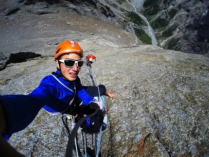 Ak-su Valley, Pamir Alay, Kirghizistan - Luca Schiera durante l'apertura di Atlantide (700m, 6c/7a max, 26/6/2014), la via nuova aperta da Luca Schiera e Matteo De Zaiacomo sulla cima Ortotyubek (Central Pyramid) 3895m