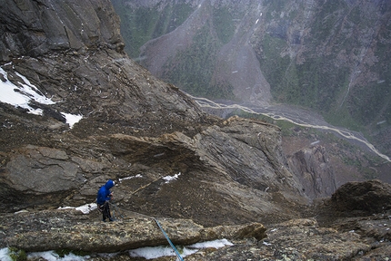 Ak-su Valley, Pamir Alay, Kirghizistan - La discesa durante l'apertura di Atlantide (700m, 6c/7a max, 26/6/2014), la via nuova aperta da Luca Schiera e Matteo De Zaiacomo sulla cima Ortotyubek (Central Pyramid) 3895m