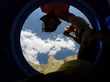 Ak-su Valley, Pamir Alay, Kirghizistan - Il primo pomeriggio sistemiamo il campo base tra due vecchi cipressi e il giorno dopo andiamo subito a vedere una fessura che come una cicatrice incide al centro la parete sud di Ortotyubek (chiamata anche Central Pyramid, 3850m circa).