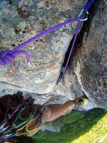 Arrampicata in Sardegna - La bella fessura ad incastro del secondo tiro di Socialmente Inutile, Garibaldi.