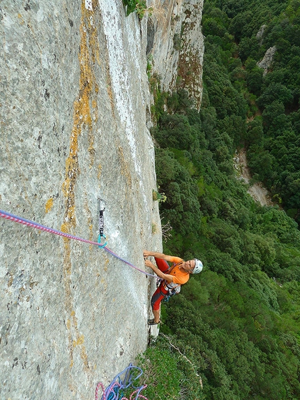 Arrampicata in Sardegna - Fabio Erriu sul secondo tiro di Diversamente Giovani