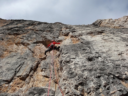 Dolomiti di Brenta, Brenta Base Camp 2014 - Simone Banal in partenza sul 5° tiro di Scintilla (450m, VIII) sulla est della Brenta Alta.