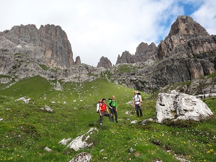 Dolomiti di Brenta, Brenta Base Camp 2014 - Simone Banal, Alessandro Baù e Alessandro Beber verso la parete est della Brenta Alta