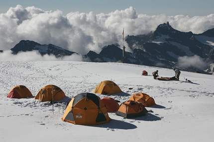 Monte Rosa - High-lab Ferrino - Il Campo dell'High-lab Ferrino al Rifugio Quintino Sella al Felik, quota 3585m sul Monte Rosa