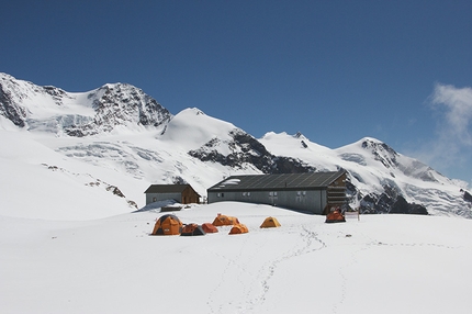 Monte Rosa - High-lab Ferrino - Il Campo dell'High-lab Ferrino al Rifugio Quintino Sella al Felik, quota 3585m sul Monte Rosa