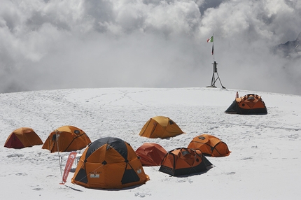 Monte Rosa - High-lab Ferrino - The High-lab Ferrino camp at Rifugio Quintino Sella al Felik, at 3585m on Monte Rosa