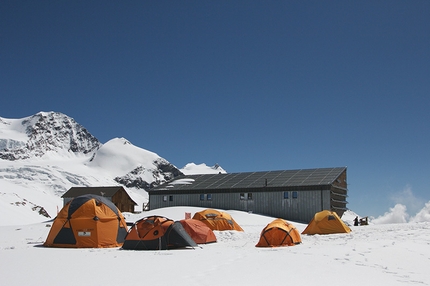 Monte Rosa - High-lab Ferrino - Il Campo dell'High-lab Ferrino al Rifugio Quintino Sella al Felik, quota 3585m sul Monte Rosa