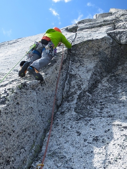 Wide Awake Tower, Bugaboos, Canada - Jon Walsh durante l'apertura di Electric Funeral (300m, 5.11+, 08/2014), Wide Awake Tower, Bugaboos, Canada.