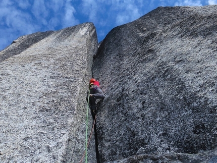 Wide Awake Tower, Bugaboos, Canada - Michelle Katadtz durante l'apertura di Electric Funeral (300m, 5.11+, 08/2014), Wide Awake Tower, Bugaboos, Canada.