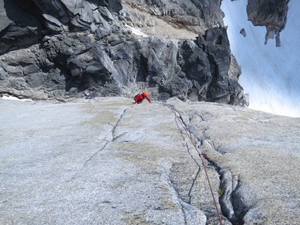 Wide Awake Tower, Bugaboos, Canada - Michelle Katadtz durante l'apertura di Electric Funeral (300m, 5.11+, 08/2014), Wide Awake Tower, Bugaboos, Canada.