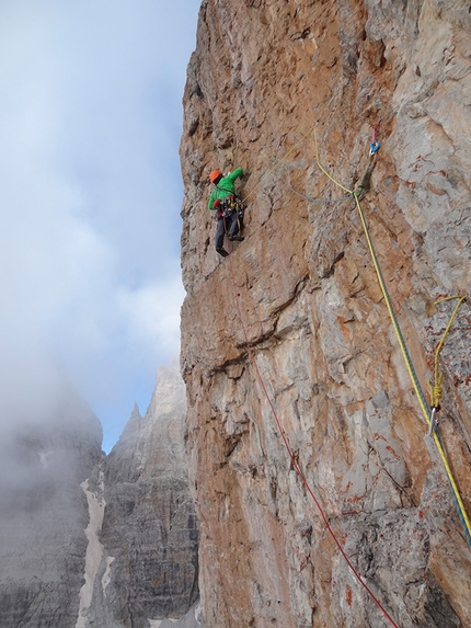 Dolomiti di Brenta, Brenta Base Camp 2014 - Punta Jolanda: Matteo Faletti sul 4° tiro di Prua degli Onironauti