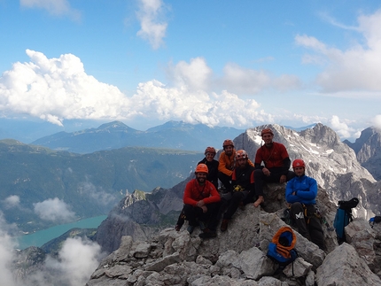 Dolomiti di Brenta, Brenta Base Camp 2014 - Tutta l'allegra brigata in cima alla Punta Jolanda: Matteo Faletti, Claudia Mario, Matteo Baù, Fabrizio Dellai, Alessandro Baù e Alessandro Beber