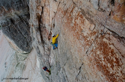 Simon Gietl - Simon Gietl e Daniel Tavanini durante l'apertura di No Credit (X-, 320m),  Tofana di Rozes, Dolomiti.