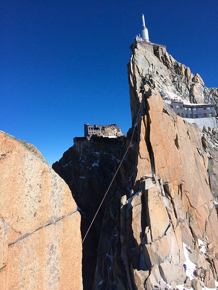 Vanessa François, Liv Sansoz - Vanessa François on the Tyrolean traverse to reach the Grande Gendarme of Arête des Cosmiques, Mont Blanc