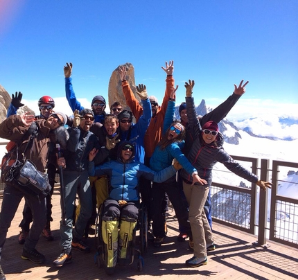 Vanessa François, Liv Sansoz - Vanessa François con  Liv Sansoz e tutto il team che le ha aiutato a trascorre la notte sul Grande Gendarme dell'Arête des Cosmiques, Monte Bianco