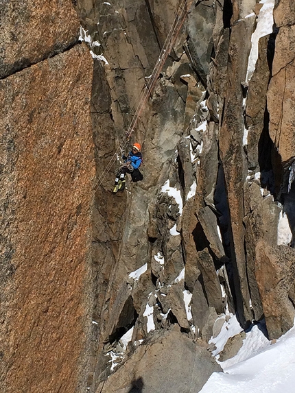 Vanessa François, Liv Sansoz - Vanessa François sulla traversate alla tirolese per raggiungere il Grande Gendarme dell'Arête des Cosmiques, Monte Bianco