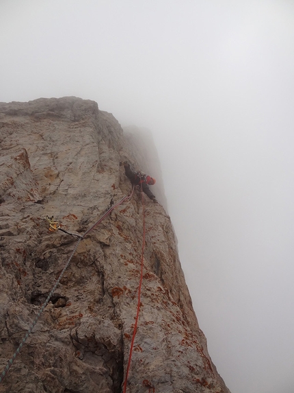 Dolomiti di Brenta, Brenta Base Camp 2014 - L'ottavo tiro: sul filo dello spigolo Sud-Ovest durante l'apertura della Via Attraverso il Tempo, Campanile Basso