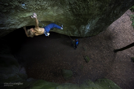 Alexander Megos locates Geocache in the Frankenjura