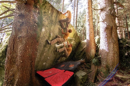 GraMitico Valdaone 2014 - Jacky Godoffe sui boulder della Valle di Daone prima del raduno 
