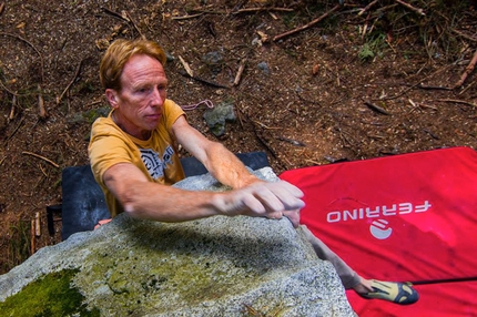 GraMitico Valdaone 2014 - Jacky Godoffe sui boulder della Valle di Daone prima del raduno 