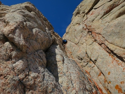 Greenland 2014, Ralph Villiger and Harald Fichtinger - Harald Fichtinger leading in a tricky dihedral, Mount Kirken