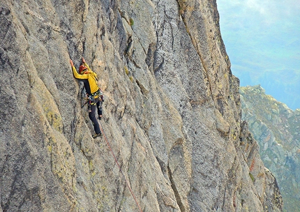 La Bouteille, Monte Bianco - Sul secondo tiro di Cuvée XVIIIeme ànniversaire (6a+, 130m, Gloria Bernardi, Elio Bonfanti, Rinaldo Roetti 24 e 30/08/2014)