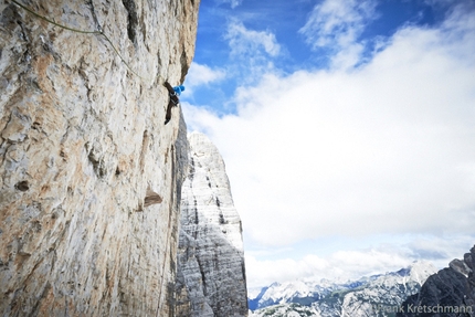 Ohne Rauch stirbst du auch, Cima Grande di Lavaredo: Ines Papert and Lisi Steurer climb free in the Dolomites