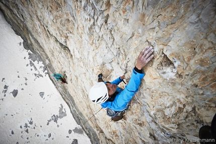 Ines Papert, Tre Cime di Lavaredo, Dolomiti - Ines Papert e Lisi Steurer durante la prima salita in giornata di Ohne Rauch stirbst du auch (8a, 500m), Cima Grande, Tre Cime di Lavaredo, Dolomiti