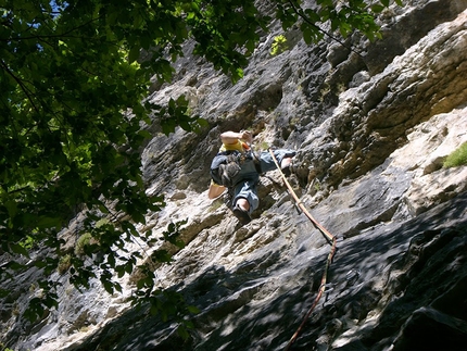 Parete di Enego, Valsugana - Sul primo tiro di Motorhead (7b max, 6b obblig, 245m, Ermes Bergamaschi, Mario Carollo) Parete di Enego, Valsugana