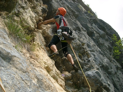 Parete di Enego, Valsugana - Sul secondo tiro di Motorhead (7b max, 6b obblig, 245m, Ermes Bergamaschi, Mario Carollo) Parete di Enego, Valsugana