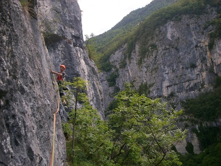 Parete di Enego, Valsugana - Sul quarto tiro di Motorhead (7b max, 6b obblig, 245m, Ermes Bergamaschi, Mario Carollo) Parete di Enego, Valsugana