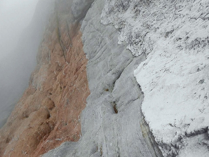 Paretone Express. Via Iurisci - D'Amico al Paretone del Gran Sasso - Le incredibili cromie geologiche del 2° tiro (più in basso anche una fascia verdastra)