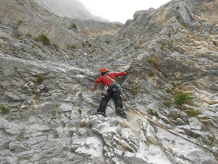 Paretone Express. Via Iurisci - D'Amico al Paretone del Gran Sasso - Emanuele D'Amico sullo strapiombetto (VI ) 3° tiro